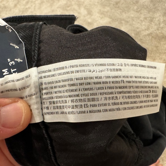 Hollister Ultra High Rise Mom Shorts 3" - Black, Distressed - Size 17/16, w33 - Picture 7 of 7